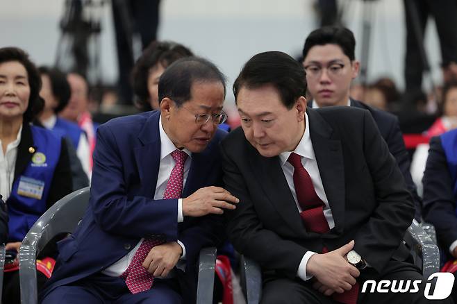 2023년 11월 7일 당시 윤석열 대통령이 대구 엑스코에서 열린 2023년 바르게살기운동 전국회원대회에서 홍준표 대구시장과 대화하고 있다. (대통령실 제공) ⓒ 뉴스1