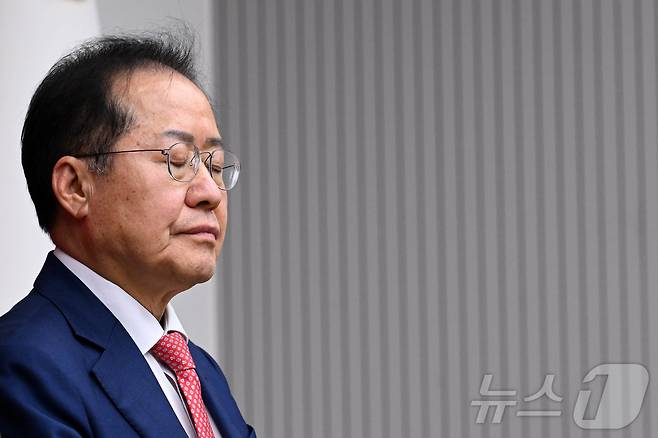홍준표  전 대구시장. 사진은 지난 4월  29일 서울 여의도 국민의힘 당사에서 열린 제21대 대통령 후보자 국민의힘 3차 경선 진출자 발표 행사에서 탈락 발표가 난 후 눈을 감고 있는 모습. 2025.4.29/뉴스1 ⓒ News1 국회사진취재단