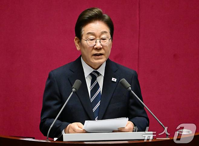 이재명 대통령이 26일 오전 서울 여의도 국회에서 열린 제426회국회(임시회) 제2차 본회의에서 2025년도 제2회 추가경정예산안에 대한 정부의 시정연설을 하고 있다. 2025.6.26/뉴스1 ⓒ News1 국회사진기자단