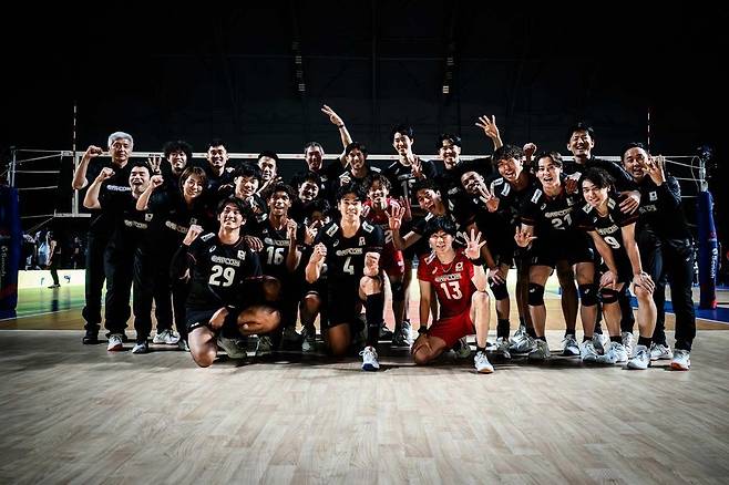 일본 남자 배구 대표팀이 VNL에서 프랑스를 꺾은 뒤 기념 촬영을 하고 있다. (FIVB 홈페이지 캡처)