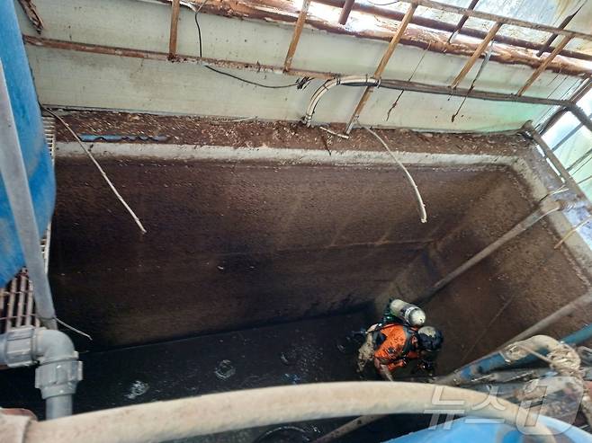 27일 오후 1시 26분쯤 전남 여수시 만흥동 소재 식품 가공 업체에서 정화조 청소 작업을 하던 남성 2명이 질식해 소방당국이 구조작업을 하고 있다.(여수소방서 제공. 재판매 및 DB 금지)