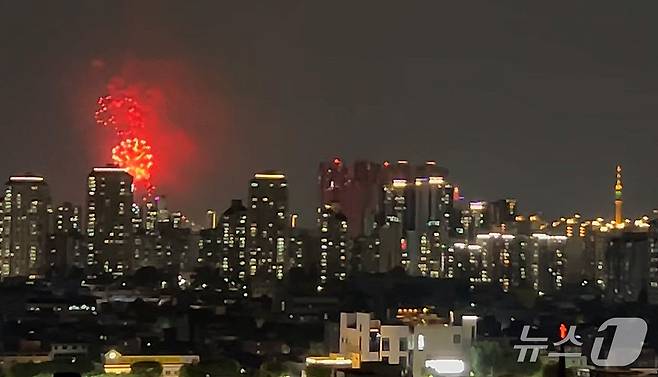 27일 오후 8시30분쯤 대구 도심 밤하늘에 정체를 알 수 없는 폭죽이 터지고 있다. (독자 제공 영상 갈무리. 재판매 및 DB금지)