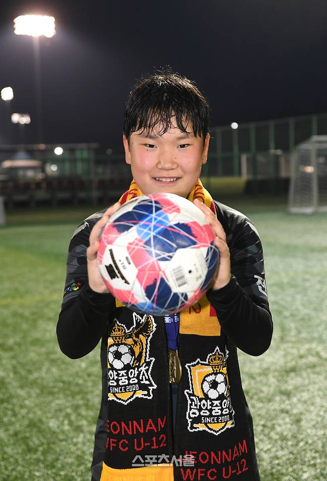 전남 광양중앙초 골키퍼 임효원이 26일 경남 합천에서 열린 ‘2025 스포츠케이션 명품도시 합천에서 펼쳐지는 제33회 여왕기 전국여자축구대회’ 초등부 경북 상대초와 결승에서 무실점하며 팀의 우승을 이끈 뒤 GK상을 수상하고 취재진을 향해 포즈를 취하고 있다. 2025. 6. 26. 합천 | 박진업 기자 upandup@sportsseoul.com