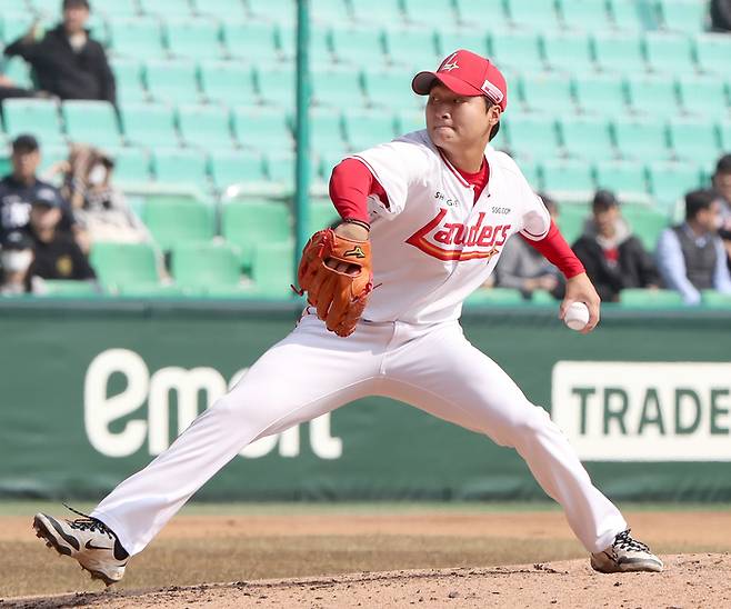 SSG 신지환이 인천SSG랜더스필드에서 열린 2025 KBO리그 시범경기 한화전에서 역투하고 있다. 사진 | SSG 랜더스