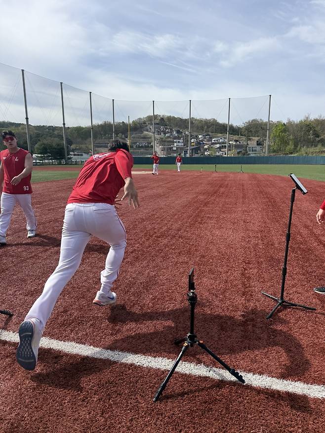강화SSG퓨처스필드에서 SSG 2군 선수들이 훈련하고 있다. 사진 | SSG 랜더스