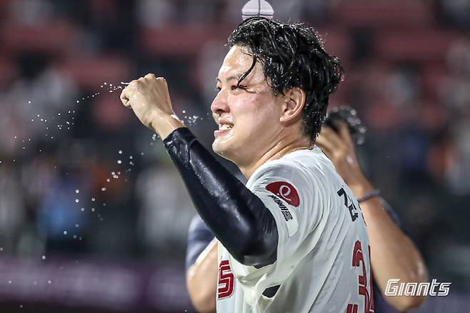 지난 18일 한화전 종료 직후 원클럽맨, 통산 150세이브 달성을 자축하는 김원중. 사진제공=롯데 자이언츠