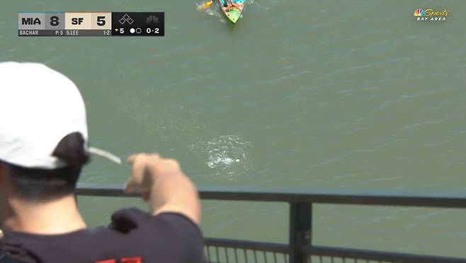 이정후가 7회말 타석에서 우측 파울폴을 벗어나 맥코비만 바다에 떨어지는 타구를 치자 카약을 탄 한 팬이 물에 뜬 공을 향해 다가가고 있다. 사진=MLB.TV 캡처