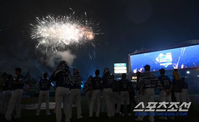 6일 인천 SSG랜더스필드에서 열린 2024 KBO 올스타전, 선수들이 불꽃놀이를 즐기고 있다. 인천=허상욱 기자wook@sportschosun.com/2024.07.06/