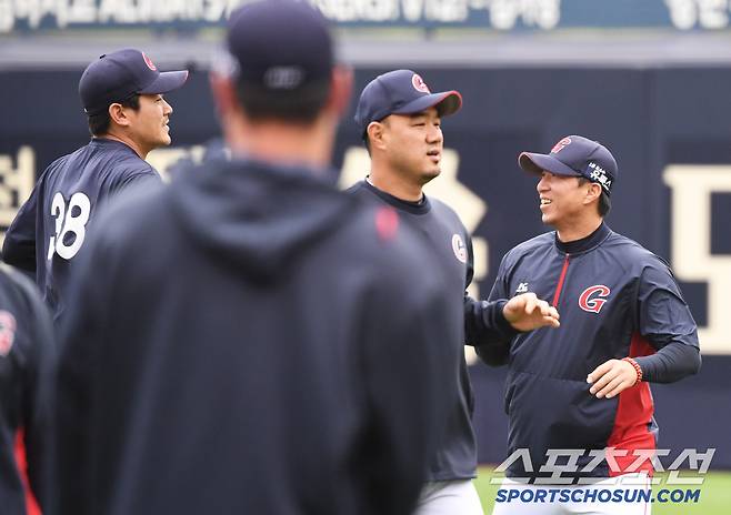 지난 2020년 5월 19일 광주에서 열린 KIA와의 경기에 함께 나선 롯데 소속의 노경은과 고효준. 광주=송정헌 기자