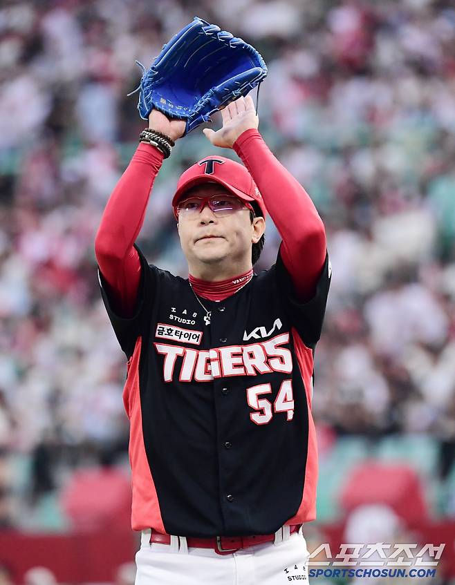 21일 인천 SSG랜더스필드에서 열린 SSG와 KIA의 경기. 6회 투구를 마치고 팬들에게 박수를 보내는 KIA 양현종. 인천=송정헌 기자songs@sportschosun.com/2025.06.21/