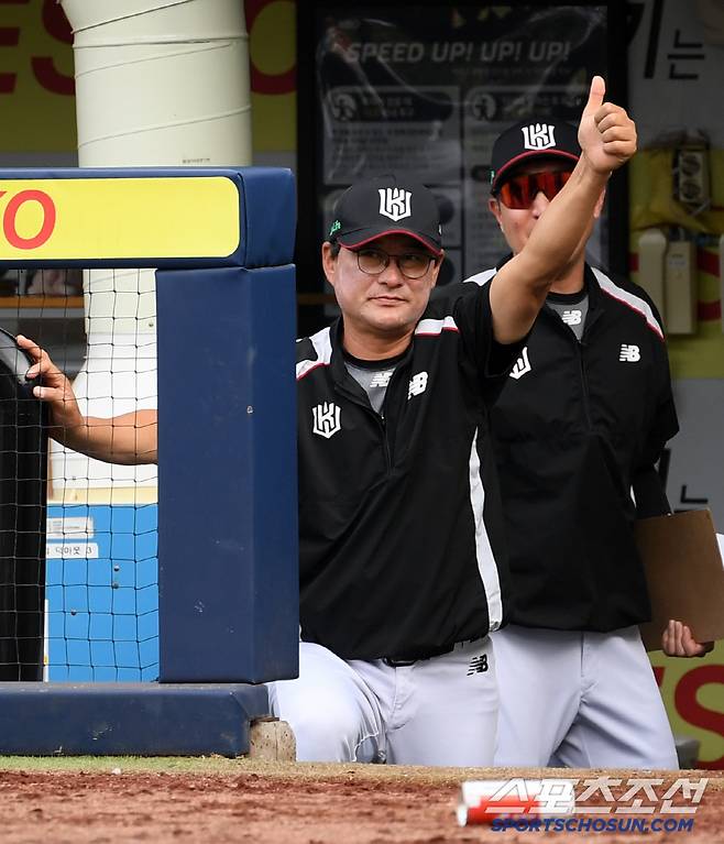 15일 대구 라이온즈파크에서 열린 삼성 라이온즈와 KT 위즈의 경기. KT 이종범 코치가 홈런을 터뜨린 이정훈을 반기고 있다. 대구=박재만 기자 pjm@sportschosun.com/2025.06.15/