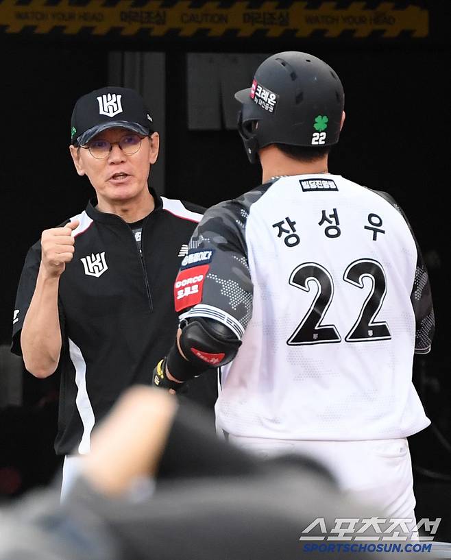 26일 수원KT위즈파크에서 열린 KBO리그 KT 위즈와 LG 트윈스의 경기. 4회말 1사 1루 KT 이강철 감독이 투런포를 터뜨린 장성우를 반기고 있다. 수원=박재만 기자 pjm@sportschosun.com/2025.06.26/