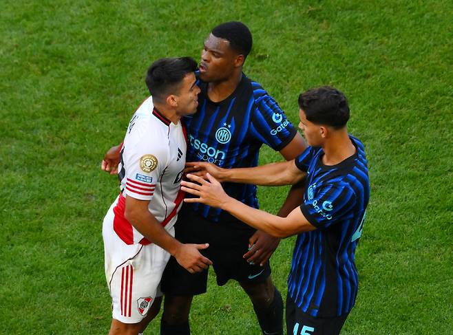 Soccer Football - FIFA Club World Cup - Group E - Inter Milan v River Plate - Lumen Field, Seattle, Washington, U.S. - June 25, 2025 River Plate's Marcos Acuna clashes with Inter Milan's Denzel Dumfries before being shown a second yellow then red card IMAGN IMAGES via Reuters/Steven Bisig <저작권자(c) 연합뉴스, 무단 전재-재배포, AI 학습 및 활용 금지>