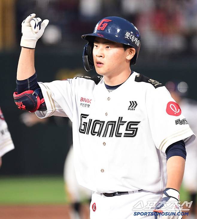 27일 부산 사직구장에서 열린 롯데와 KT의 경기. 3회 1타점 적시타 날린 롯데 박찬형. 부산=송정헌 기자songs@sportschosun.com/2025.06.27/