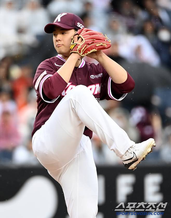 12일 대전 한화생명볼파크에서 열린 키움과 한화의 경기, 키움 선발투수 정현우가 역투하고 있다. 대전=허상욱 기자wook@sportschosun.com/2025.04.12/