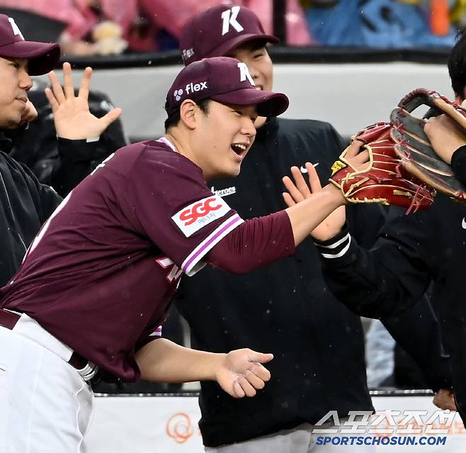 12일 대전 한화생명볼파크에서 열린 키움과 한화의 경기, 3회말 키움 정현우가 한화 플로리얼의 타구를 호수비로 처리한 우익수 박주홍을 맞이하고 있다. 대전=허상욱 기자wook@sportschosun.com/2025.04.12/