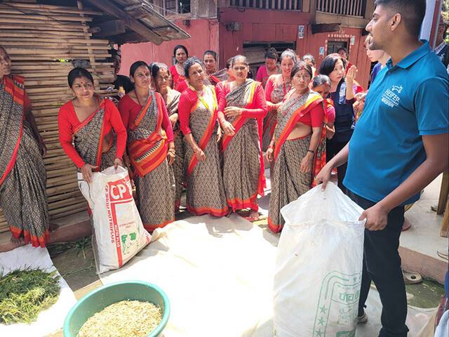 신둘리에 있는 '다마르빌리지 헤퍼 농업현장학교'에서 자조그룹 회원들이 사료 배합에 대해 수업을 듣고 있다./공동취재단