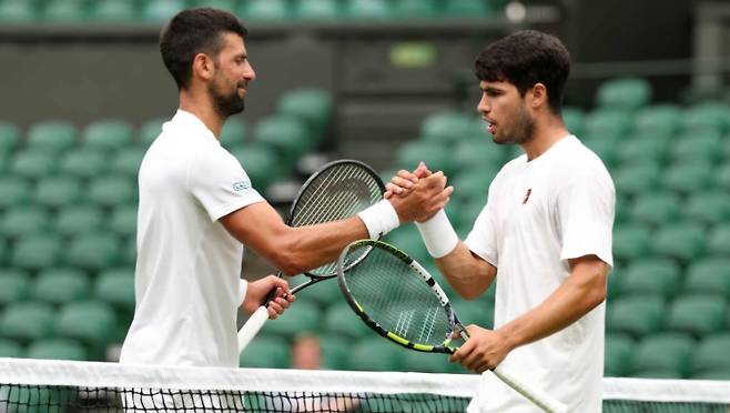 26일 올잉글랜드론테니스클럽 센터코트에서 함께 실전훈련을 한 카를로스 알카라스(오른쪽)와 노박 조코비치(사진/ATP 투어)