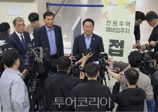 유정복 인천시장이 12일 오전 인천시청 본관 중앙홀에서 인천형 주거정책인 '아이(i) 플러스 집드림'의 일환으로 추진하는 '천원주택(전세임대주택)'의 예비 입주자 신청 접수자들에게 설명을 하고 있다.&nbsp;2025.05.12. / 투어코리아 이창호 기자