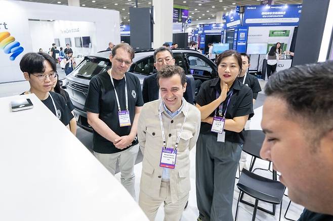 사진 : 스테판 드블레즈 르노코리아 사장이 넥스트라이즈에 마련된 르노 부스를 둘러보고 있다