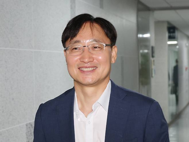 국세청장 후보자로 지명된 더불어민주당 임광현 의원이 26일 서울 여의도 국회 의원회관 사무실을 나서고 있다./연합뉴스