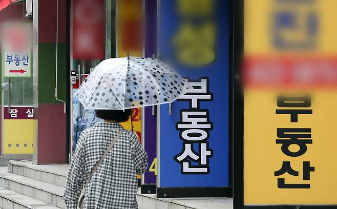 28일부터 주택담보대출의 한도가 6억 미만으로 줄어들고 실거주 요건 등이 강화된다. 지난 25일 서울의 한 공인중개소 밀집지역 앞으로 시민들이 오가는 모습./뉴스1