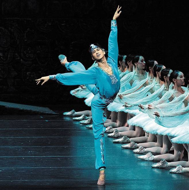 Ballerino Jeon Min-chul performs the lead role of Solor in Universal Ballet’s La Bayadère in September last year. He will make his principal dancer debut with the Mariinsky in La Bayadère on Jul. 17. /Universal Ballet