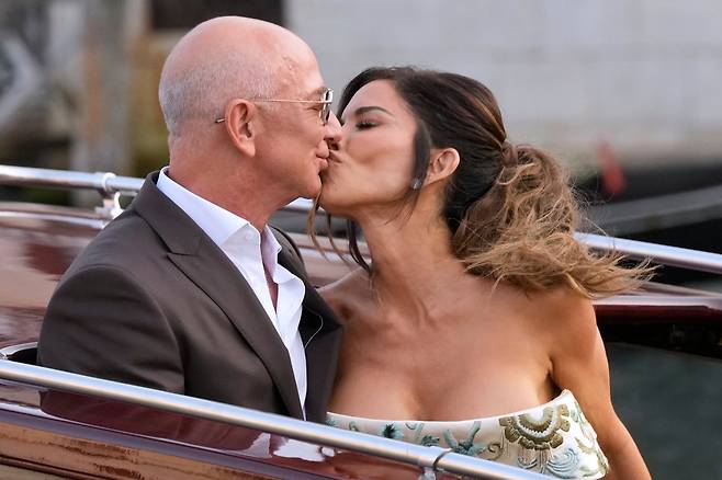 이탈리아 베네치아에서 결혼하는 아마존 창업자 제프 베이조스와 약혼녀 로런 산체스. /AP연합뉴스