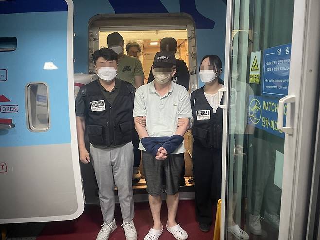 18년만에 필리핀서 강제 송환된 은행 횡령사범 /경찰청 제공=연합뉴스