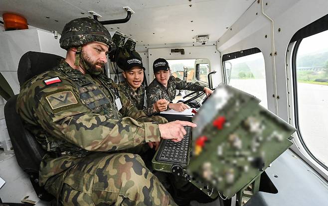 폴란드군 교육생이 천무의 조작 및 기동을 실습하고 있다./육군 제공