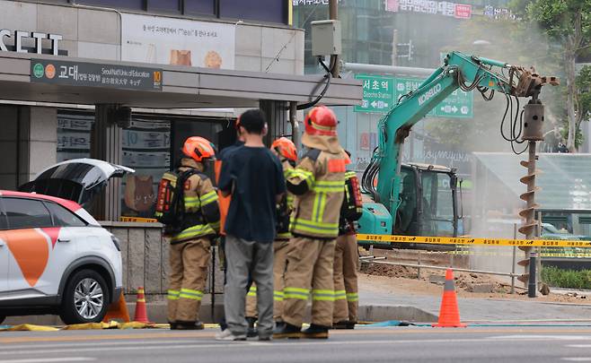 27일 오전 서울 서초구 지하철 2호선 교대역 10번 출구 인근 공사현장에서 천공기가 도시가스 배관을 파손해 일대 교통이 통제되고 있다. /연합뉴스