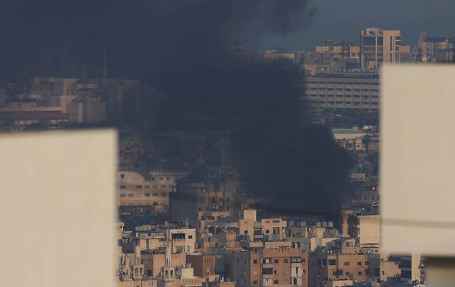 이스라엘군의 폭격으로 레바논 남부 교외 하다스 지역에서 검은 연기가 솟아오르고 있다./연합뉴스