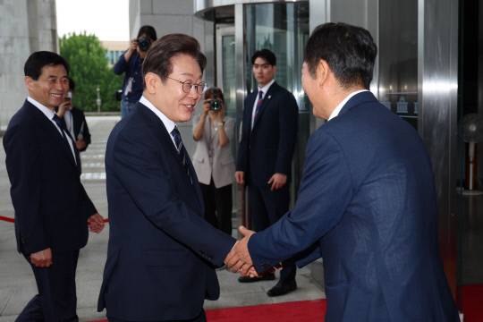 이재명 대통령이 첫 국회 시정연설을 하기 위해 26일 서울 여의도 국회에 도착해 영접 나온 더불어민주당 당대표 후보인 정청래 의원과 악수하고 있다. 연합뉴스