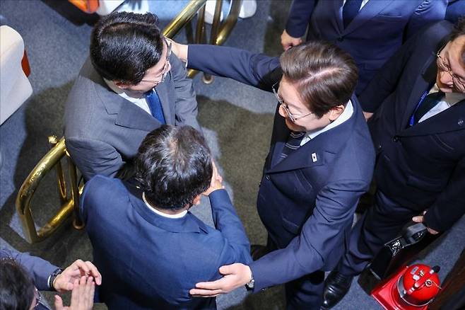 이재명 대통령이 26일 오전 열린 국회 본회의에서 2025년도 제2회 추가경정예산안에 대한 정부의 시정연설을 마친 뒤 당대표 출사표를 던진 정청래·박찬대 의원을 격려하고 있다. ⓒ국회사진기자단