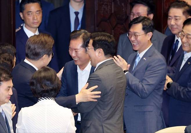 이재명 대통령이 26일 국회 본회의장에서 추가경정예산안에 대한 시정연설을 마친 후 더불어민주당 대표 후보에 출마한 정청래, 박찬대 의원과 인사하고 있다. ⓒ국회사진기자단