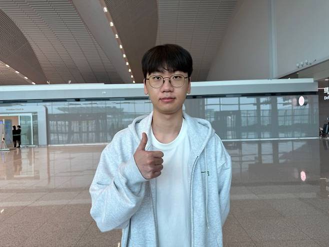 '도란' 최현준이 27일 인천국제공항 제2여객터미널에서 출국 전 포즈를 취하고 있다.  그는 이번 MSI에서도 연습하던 대로 준비하고 출전하겠다는 각오를 밝혔다. ⓒ데일리안 황지현 기자