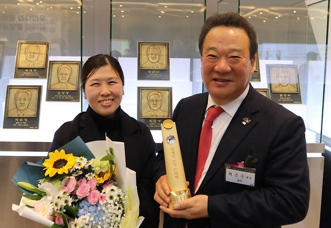 2022년 IR52 장영실상 명예의 전당 헌액식 선정, 최근수 대표(오른쪽)와 최동희 부사장. ㈜달리 제공