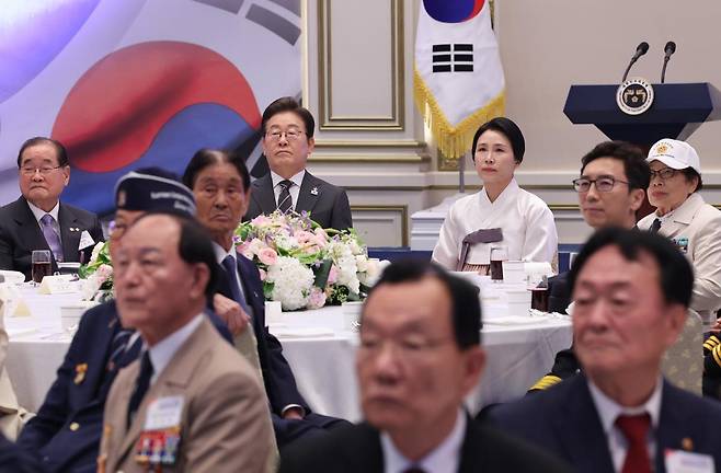 이재명 대통령과 부인 김혜경 여사가 27일 청와대 영빈관에서 열린 ‘호국보훈의 달, 대통령의 초대’ 행사에서 감사 영상을 시청하고 있다. (대통령실통신사진기자단) 2025.06.27. 뉴시스