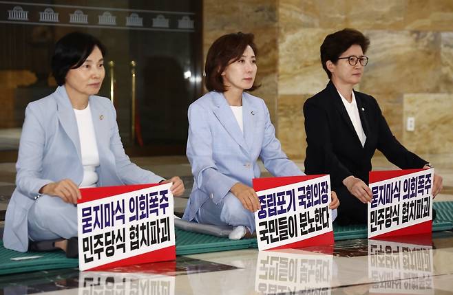 국민의힘 서명옥, 나경원, 강선영 의원(왼쪽부터) 이 27일 서울 여의도 국회 로텐더홀에서 김민석 국무총리 후보자의 지명 철회 등을 촉구하며 농성을 하고 있다. 뉴스1