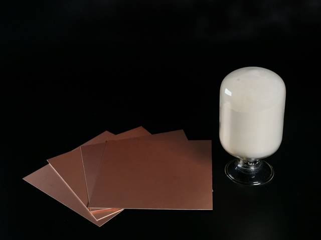 코오롱인더스트리의 저유전 소재 mPPO(우측)와 이를 적용한 동박적층판(CCL). 코오롱인더스트리 제공.