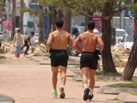 부산지역에 올해 첫 폭염특보가 발효된 27일 오후 부산 수영구 광안리해수욕장 해변도로에서 시민들이 조깅하며 더위를 이기고 있다. [부산=얀힙뉴스]