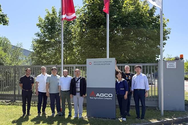 경남대학교 경남지능화혁신사업단이 초거대제조AI 사업 참여 기업 기술 역량 강화를 지원하기 위해 독일 바이에른주 AGCO Fendt를 방문했다.