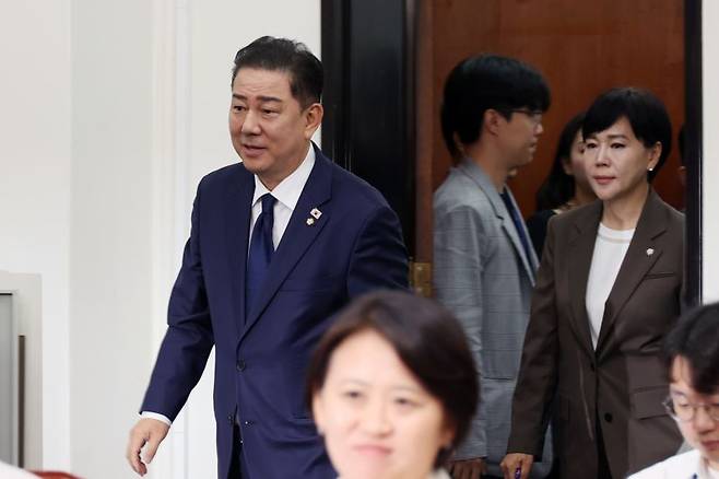 김병기 더불어민주당 대표 직무대행 겸 원내대표가 27일 오전 서울 여의도 국회에서 열린 최고위원회의에 참석하고 있다. 사진=서동일 기자