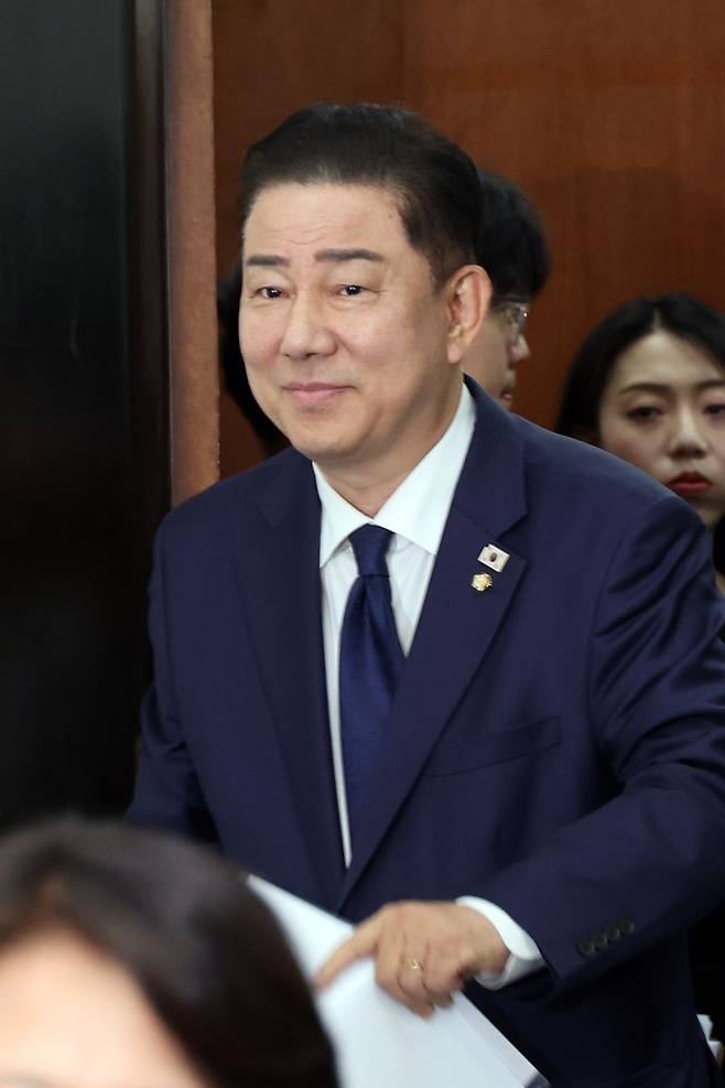 김병기 더불어민주당 대표 직무대행 겸 원내대표가 27일 오전 서울 여의도 국회에서 열린 최고위원회의에 참석하고 있다. 사진=서동일 기자