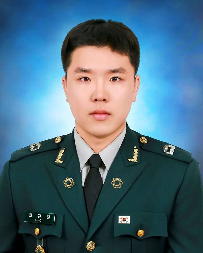 27일 충북 괴산군 육군학생군사학교에서 열린 대한민국 육군장교 통합임관식에서 임관한 조규찬 소위의 외조부(故 안승준)는 6·25전쟁 당시 금화지구전투에 참전했다. 최 소위는 병·부사관에 이어 장교로서 3번째 군번을 보유하게 된 인원이다. 육군 제공