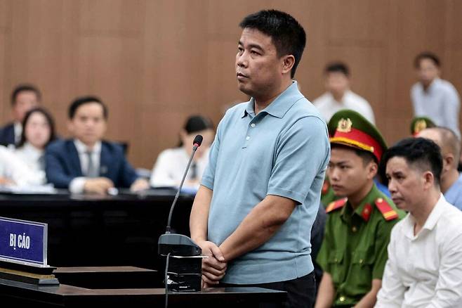 응우옌 반 하우 푹손그룹 회장이 지난 24일 하노이 인민법원에서 재판을 받고 있다. 사진 AFP 연합뉴스