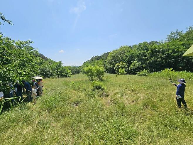 지난 15일 세종시 국무총리 공관 근처 원수산 아래 있는 ‘대통령 제2집무실 후보지’를 찾은 대한풍수지리학회 회원들이 해당 부지를 둘러보고 있다. 최예린 기자