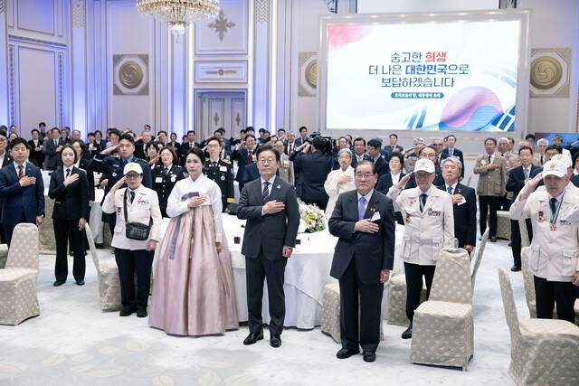 이재명 대통령과 부인 김혜경 여사가 27일 청와대 영빈관에서 열린 ‘호국보훈의 달, 대통령의 초대’에서 국민의례를 하고 있다. 대통령실사진기자단