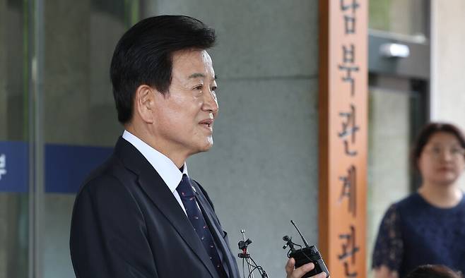 정동영 통일부 장관 후보자가 24일 서울 종로구 남북관계관리단에 마련된 인사청문회 준비사무실로 들어서며 취재진의 질문에 답하고 있다. 연합뉴스