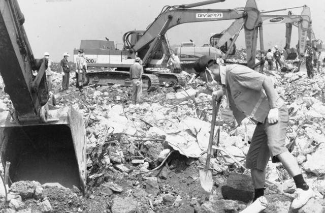 삼풍백화점 참사 실종자 가족들이 난지도에서 유품과 시신 수색작업을 벌이고 있다. 한국일보 자료사진